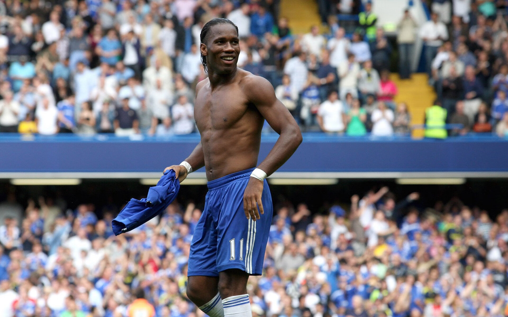 库里举办慈善赛吸引众星参加，库里捐钱