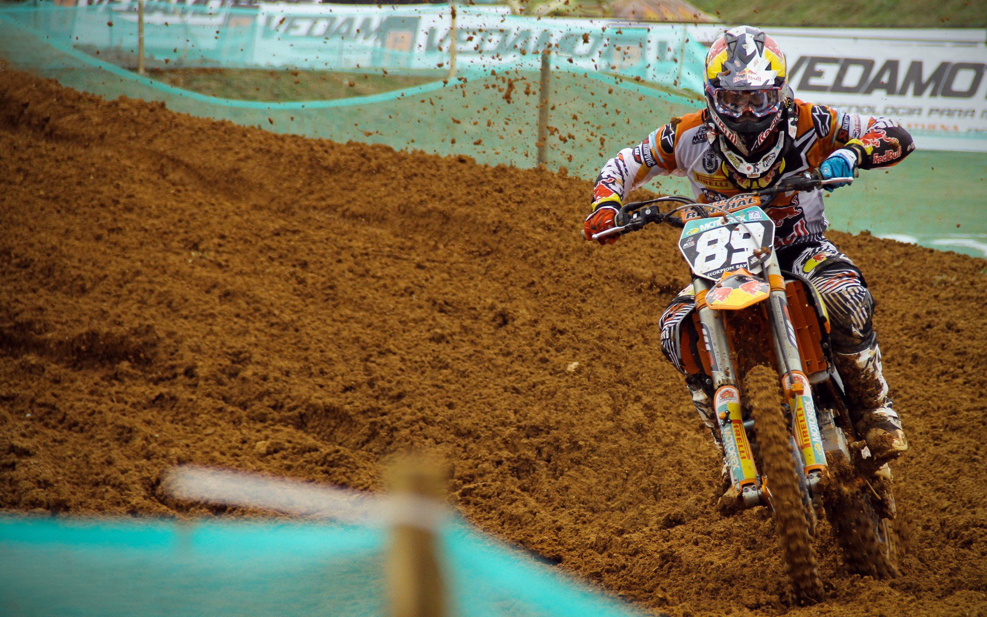 爱游戏体育官网-科斯泳池内外双重突破赢得掌声