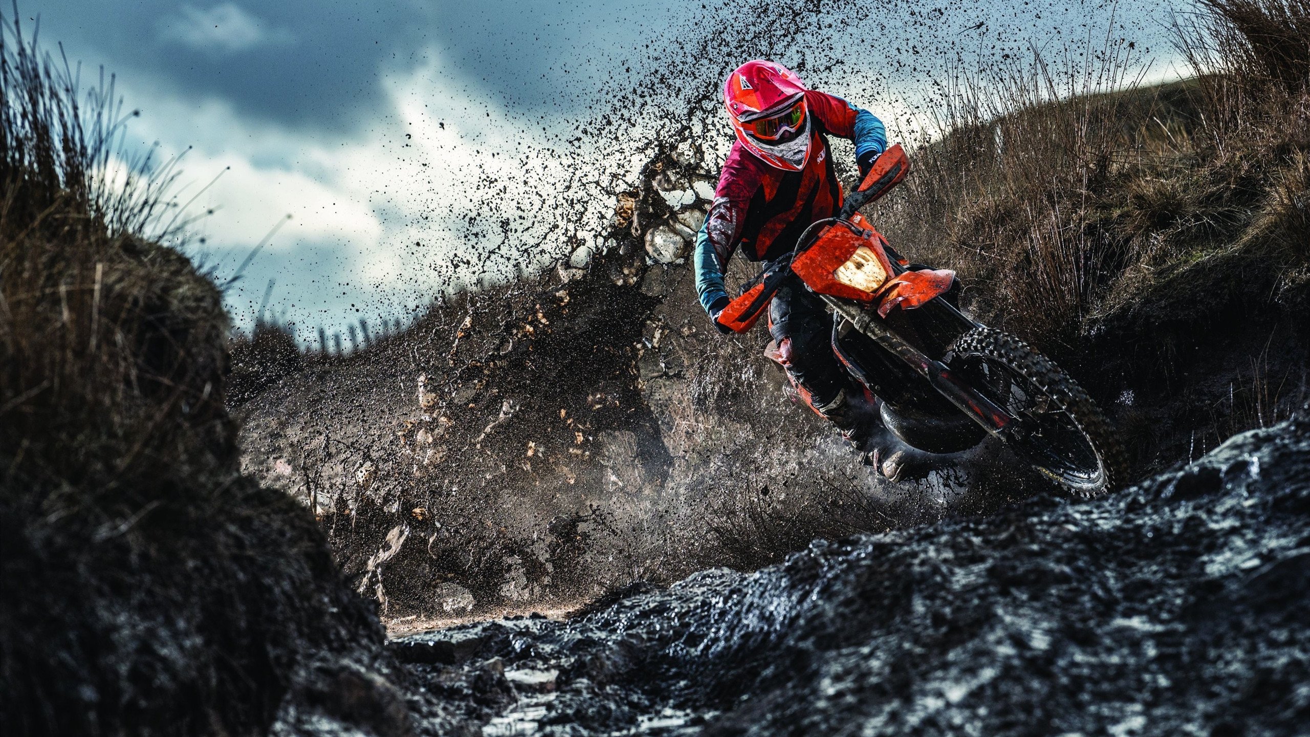 AYX GAME-詹姆斯赛前与队友击掌传递信心，詹姆斯开场和队友击掌